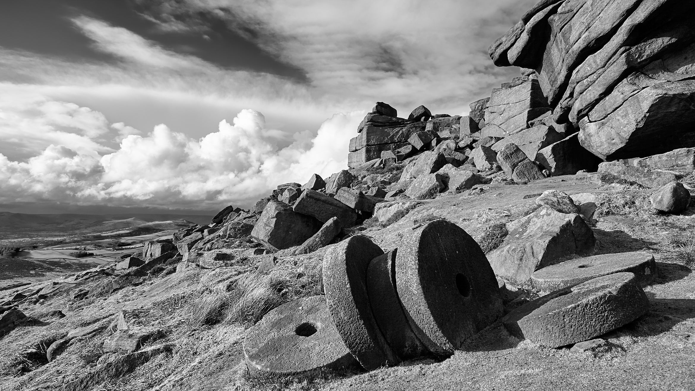 Stanage Millstones / High Stone Gallery / © Ian Daisley